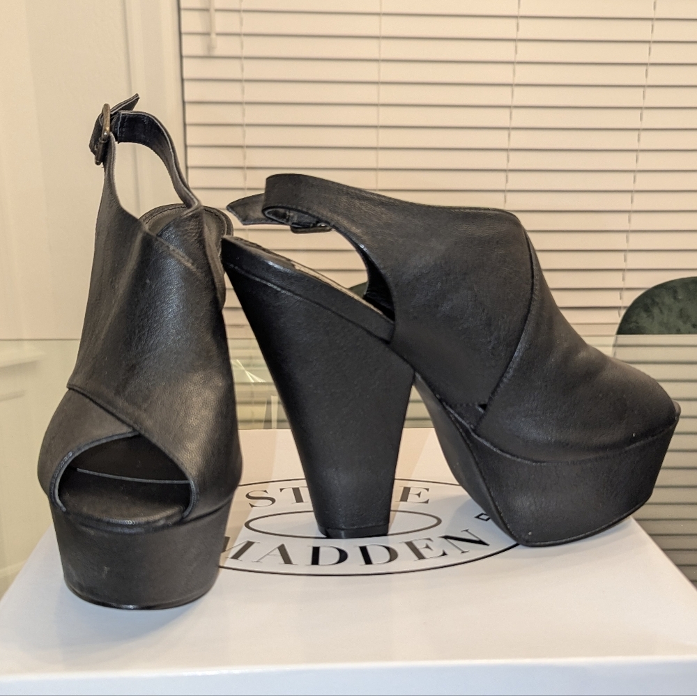 Steve Madden Black Peep-Toe Platform Sandals